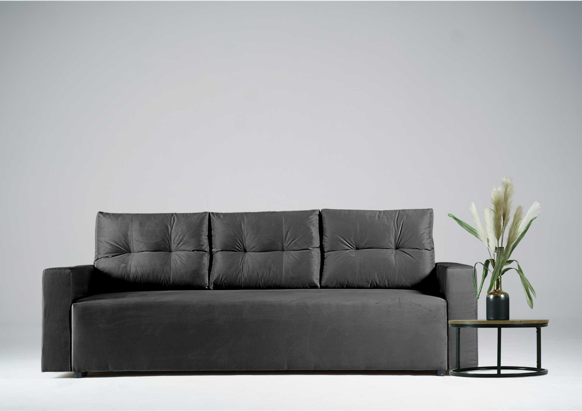 Grafitowa kanapa z pikowanymi poduszkami